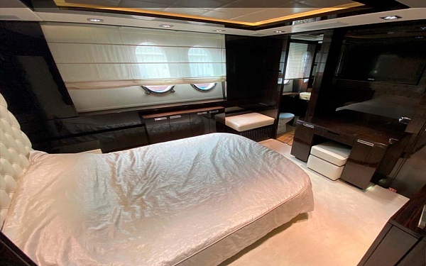 Аренда моторной яхты Azimut 116 в Сочи